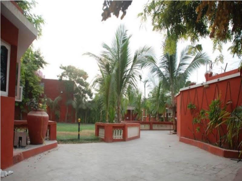 Royal Hotel Ahmedabad Buitenkant foto