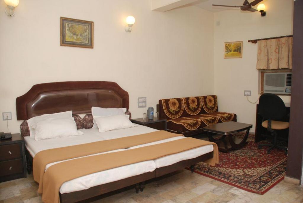 Royal Hotel Ahmedabad Buitenkant foto